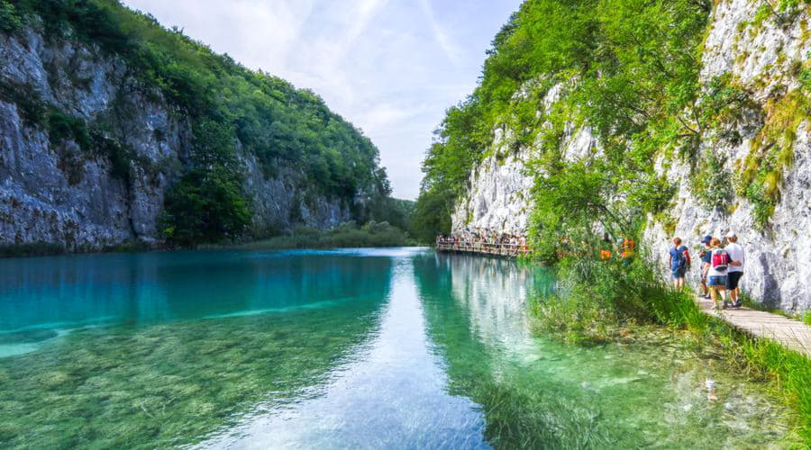 プリトヴィツェ湖群で最も人気のあるレンタカーの取引